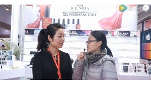 2016年廣東美博會現(xiàn)場冰朵接受畢加展覽采訪