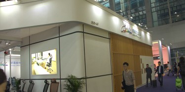 企業(yè)標志如何更好地融入特裝展臺設(shè)計中